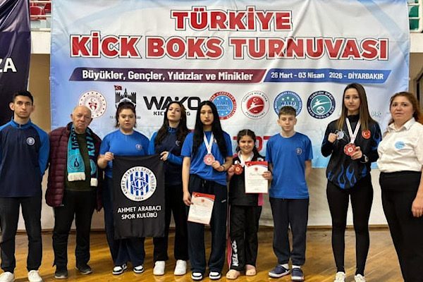 Alt Minik Bayan Point Fighting +36 kg kategorisinde mücadele eden