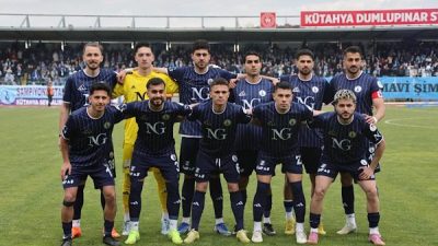 Mücadeleyi Kütahya Belediye Başkanı Eyüp Kahveci ve il protokolü tribünden
