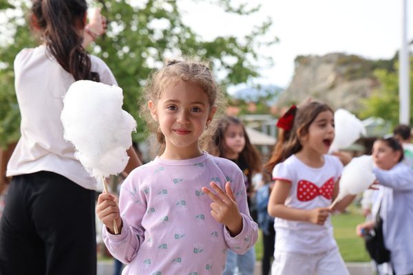 Deniz ve orman alanı arasında düzenlenen etkinlikte çocuklar uçurtmalarıyla gökyüzünü