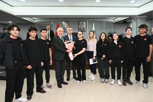 Öğrenci temsilcisi Ekin Atasoy, okullarının Şubat 2026 itibarıyla yeni binasında