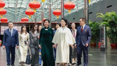 Peng Liyuan ve Ngo Phuong Ly, operayı, sanal gerçeklik alanını