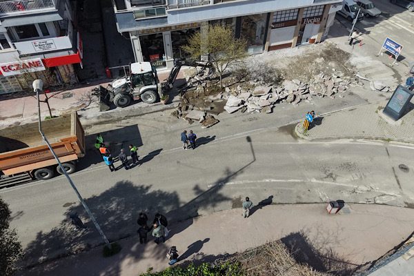 Kent genelinde yürütülen yol yapım ve onarım çalışmalarıyla yol kalitesinin