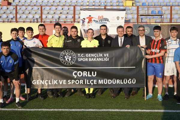 General Basri Saran Stadı’nda gerçekleştirilen turnuvada genç sporcularla bir araya