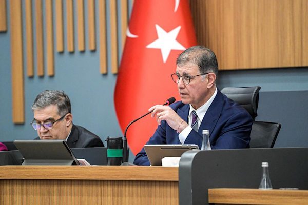 Cemil Tugay, İzmir Büyükşehir Belediyesi Meclis Toplantısı öncesinde yaptığı açıklamada