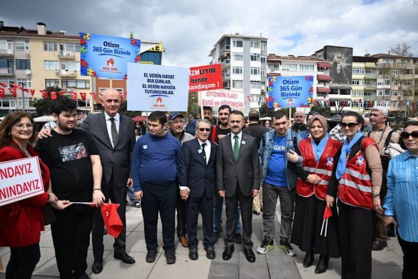 Otizmli bireylerle toplumsal dayanışmayı güçlendirmeyi amaçlayan etkinlikte protokol üyeleri ve