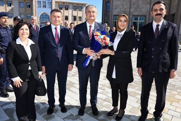 İlçedeki programına Karaisalı Kaymakamlığı ziyaretiyle başlayan Adana Valisi Yavuz; ilçenin