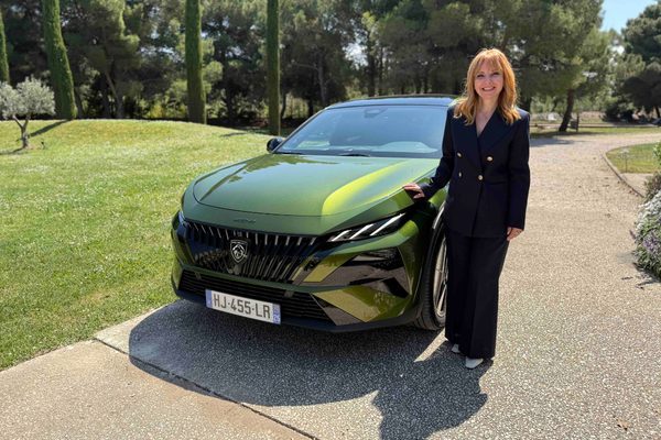 Yenilenen Peugeot 408, Allure ve GT donanım seviyeleriyle, 1.2 Hybrid