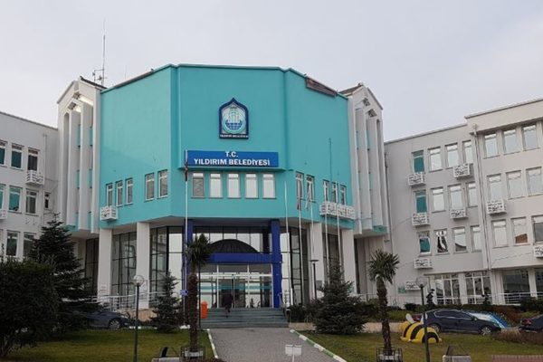 Bursa’nın Yıldırım ilçesinde belediye ekipleri tarafından gerçekleştirilen budama ve çevre