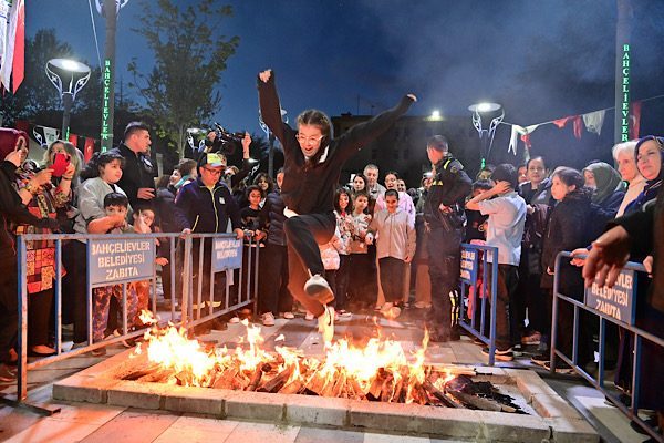 Vatandaşların katılım gösterdiği etkinlikte geleneksel Hıdırellez ateşi yakıldı. Katılımcılar, dilek