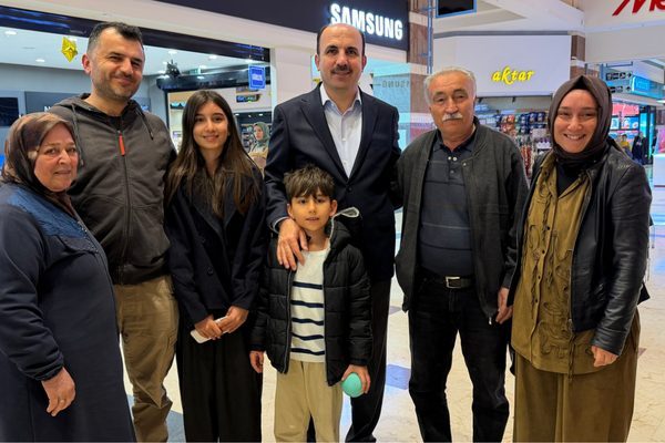 Konya Büyükşehir Belediye Başkanı Uğur İbrahim Altay, kentteki bir alışveriş