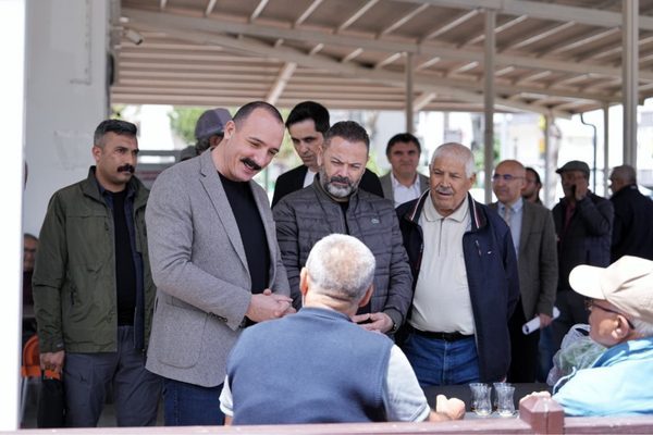 Konyaaltı Belediye Başkanı Cem Kotan,Konyaaltı Belediyesi Siteler Emekli Kahvesi’nde vatandaşlarla