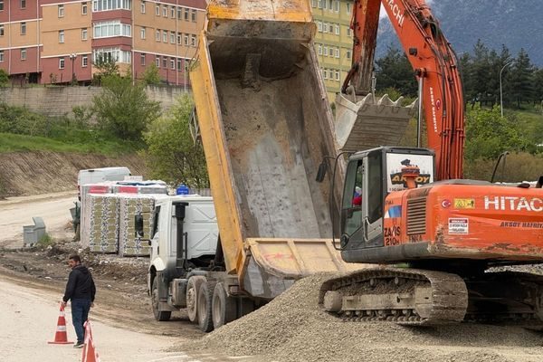 Karabük Belediye Başkanı Özkan Çetinkaya, kentin ulaşım altyapısını güçlendirecek 100.