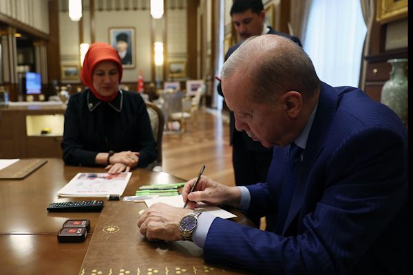 Cumhurbaşkanı Erdoğan, Türk Kızılay Genel Başkanı Yılmaz’ı kabul etti. Erdoğan, görüşme sırasında