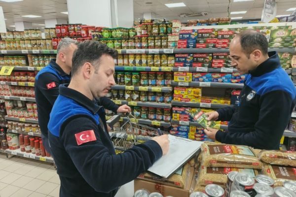 Denetimlerde ürünlerin raf ve kasa fiyat uyumu, işletmelerin hijyen koşulları