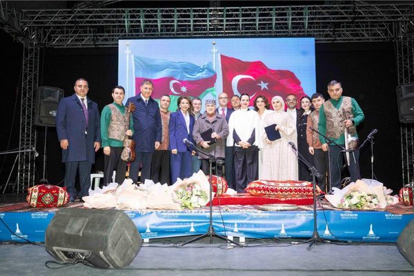 Kutlamalar kapsamında Pakistan Pavyonu’nda sergi açıldı. Sergide İzmir ve Bakü’nün