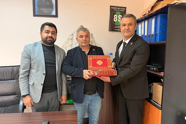 Doğum günü kutlaması amacıyla gerçekleştirilen ziyaretlerde mahallelerin ihtiyaçları ve yürütülen