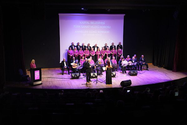 Soğanlık Kültür Merkezi’nde düzenlenen gecede, koronun seslendirdiği eserler annelere ithaf