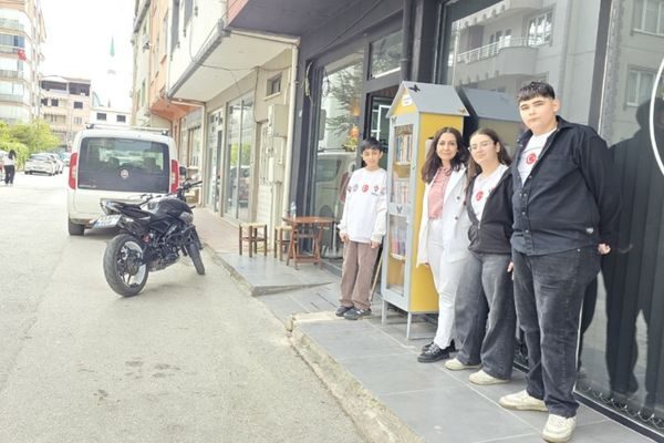Öğrenciler Merve Unkaya, Tuna Ballı, Mehmet Deniz Şimşek ve Türkçe