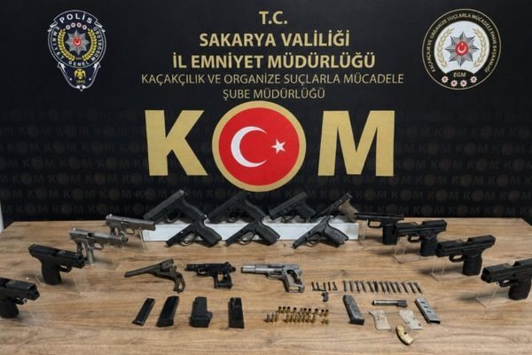 Yapılan operasyonda, T.T. (38) ve E.Y. (25) isimli şahısların silah