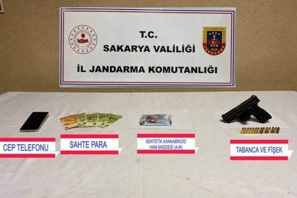 Operasyonda 5 şüpheliye ait adreslerde yapılan aramalarda 258 gram bonzai,