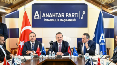 Anahtar Parti Genel Başkanı Yavuz Ağıralioğlu, partisinin İstanbul İl Başkanlığı’nda