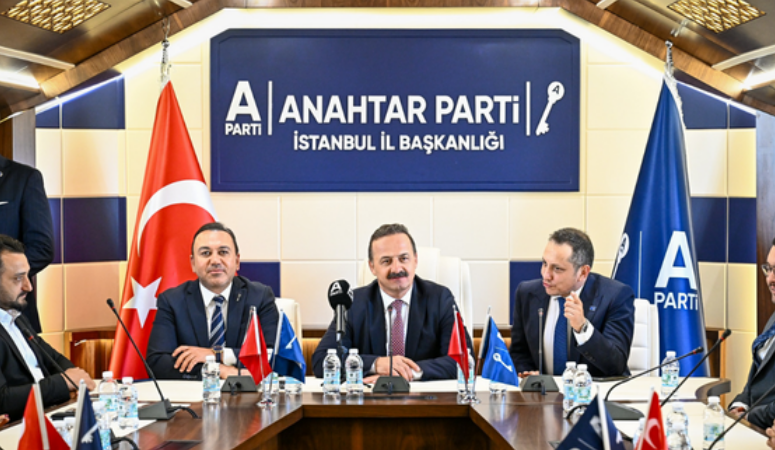 Anahtar Parti Genel Başkanı Yavuz Ağıralioğlu, partisinin İstanbul İl Başkanlığı’nda