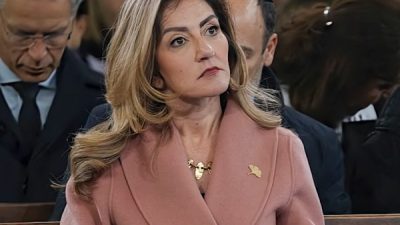 Hollanda Savunma Bakanı Yeşilgöz-Zegerius, Amsterdam’daki Dam Meydanı’nda bulunan Ulusal Anıt’a
