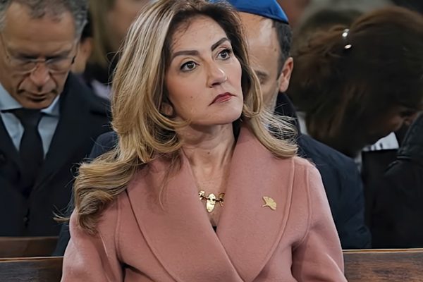 Hollanda Savunma Bakanı Yeşilgöz-Zegerius, Amsterdam’daki Dam Meydanı’nda bulunan Ulusal Anıt’a