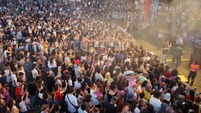 Aydınlı çocuklar, her yıl geleneksel olarak düzenlenen Yıl Sonu Karne