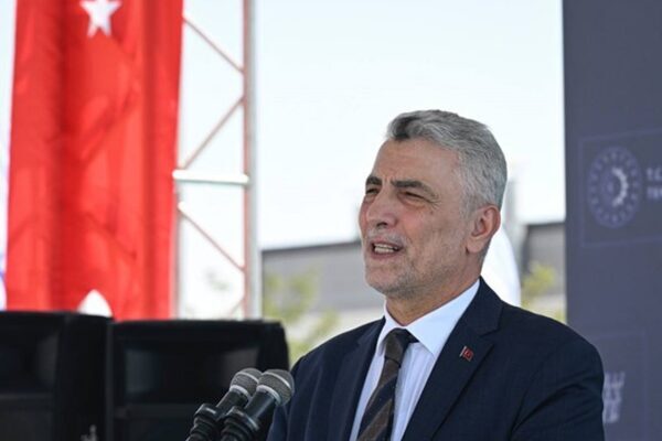 Ticaret Bakanı Ömer Bolat, İstanbul’da gerçekleştirdiği esnaf ziyaretlerine, tekstil ve