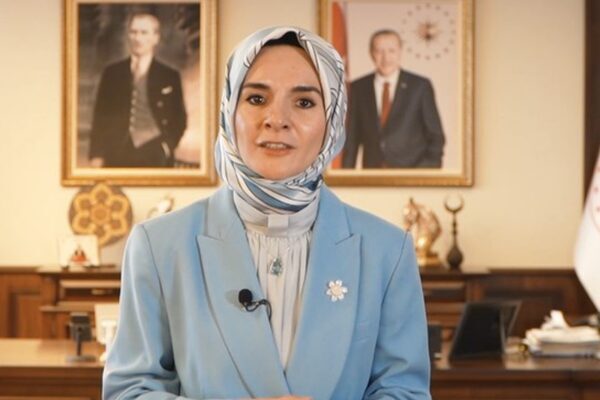 Aile ve Sosyal Hizmetler Bakanı Mahinur Özdemir Göktaş, gençlerin yuva
