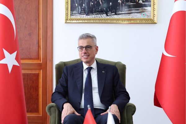 Sağlık Bakanı Prof. Dr. Kemal Memişoğlu, sinema sanatçısı Kadir İnanır’ın
