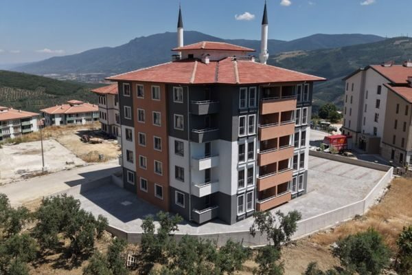 Gemlik Belediyesi, Cihatlı Konutları’nda yarım kalan 7. etabı tamamladı. Deprem