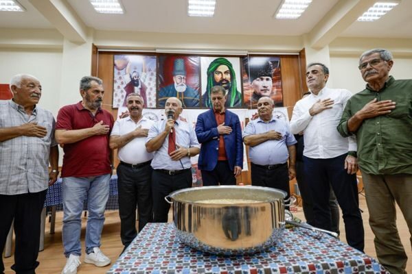 İzmir Büyükşehir Belediye Başkanı Dr. Cemil Tugay, Karşıyaka’da düzenlenen etkinlikte