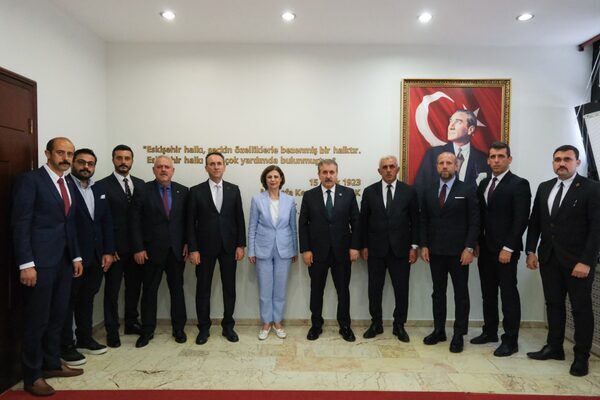 Büyük Birlik Partisi(BBP) Mustafa Destici, beraberindeki heyetle birlikte Eskişehir Büyükşehir