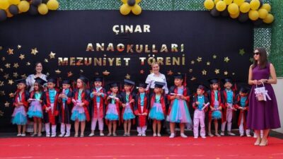İzmir Buca Belediyesi Çınar Anaokulları’nda eğitimlerini tamamlayan minikler, düzenlenen mezuniyet