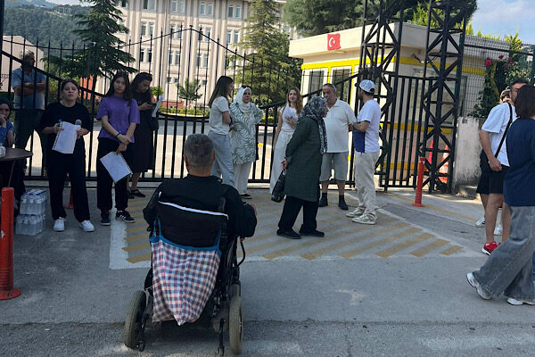 Bursa Büyükşehir Belediyesi iştiraklerinden BURULAŞ ekipleri, sınava girecek olan öğrenciyi