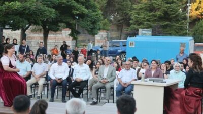Çayırova Belediyesi tarafından düzenlenen tiyatro kurslarında eğitim gören kursiyerler, “Kime