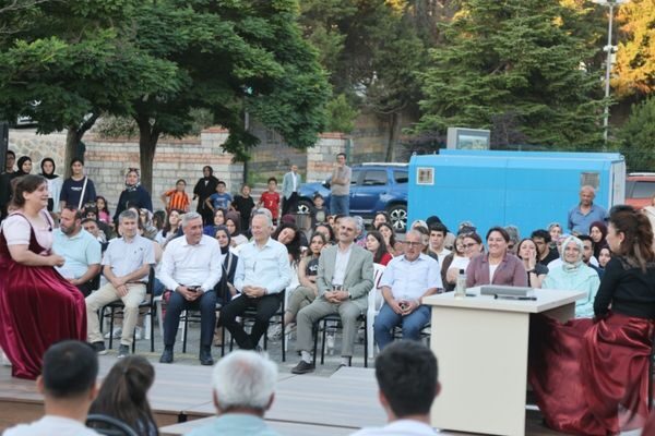 Çayırova Belediyesi tarafından düzenlenen tiyatro kurslarında eğitim gören kursiyerler, “Kime