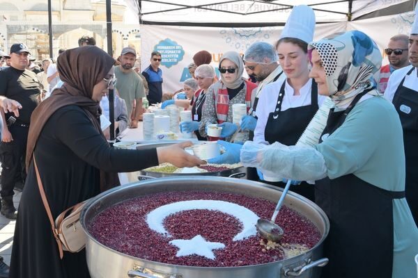 Esenyurt Belediyesi, Muharrem ayı dolayısıyla ilçenin farklı noktalarında aşure ikramında