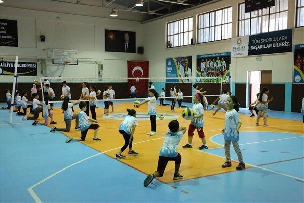 Haliliye Belediyesi, çocukların ve gençlerin yaz tatilini sporla değerlendirmesi amacıyla