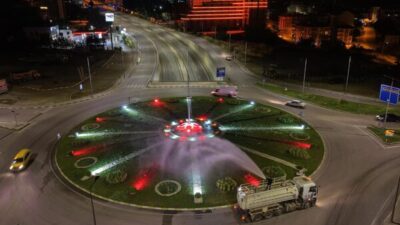 Karabük Belediyesi, yaz sıcaklarının etkisini artırmasıyla birlikte kent genelindeki park,