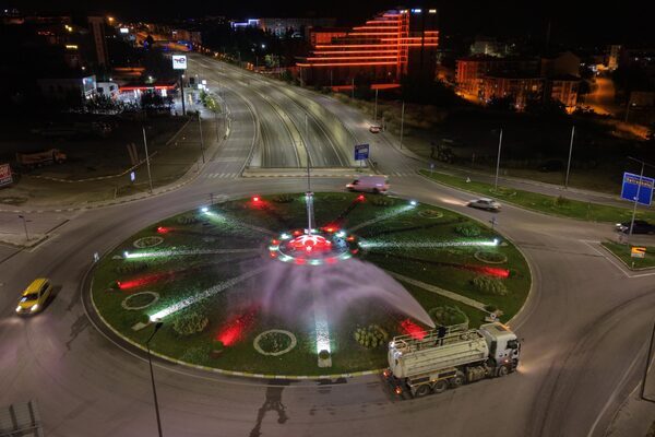 Karabük Belediyesi, yaz sıcaklarının etkisini artırmasıyla birlikte kent genelindeki park,
