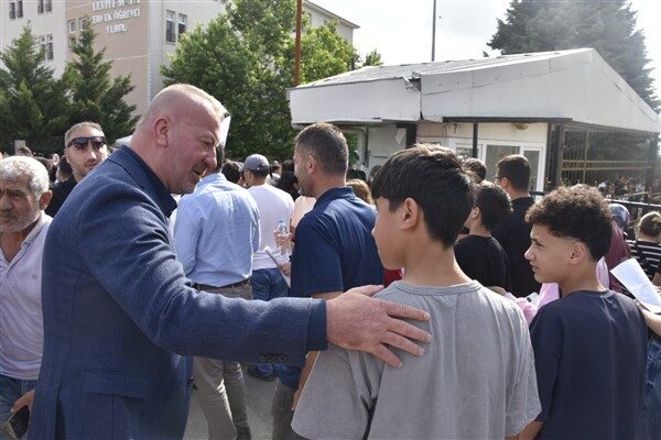 Karacabey Belediye Başkanı Fatih Karabatı,  Liselere Geçiş Sistemi (LGS) sınavı