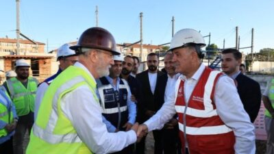 İBB’nin öz kaynaklarıyla yürüttüğü metro yatırımları kapsamında şantiyede incelemelerde bulunan