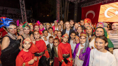 Konak Belediyesi tarafından bu yıl 20’ncisi gerçekleştirilen Halk Oyunları Şenliği,