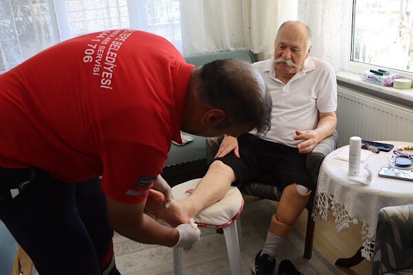 Maltepe Belediyesi bünyesinde yürütülen evde sağlık hizmetleri kapsamında, sağlık ekipleri