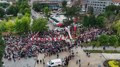 Düzce Belediyesi tarafından Millet Bahçesi’nde kurulan dev ekranda yayınlanan milli