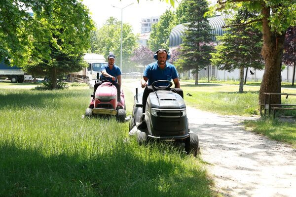 Bursa Osmangazi Belediyesi Park ve Bahçeler Müdürlüğü ekipleri, ilçe genelindeki