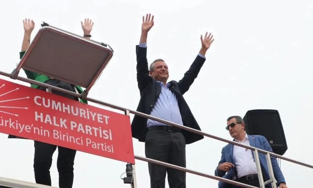 Cumhuriyet Halk Partisi Manisa Milletvekili Özgür Özel İzmir’de partililerle gerçekleştirdiği